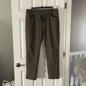 Vuori Men’s Meta pants, dark oregano, size 34